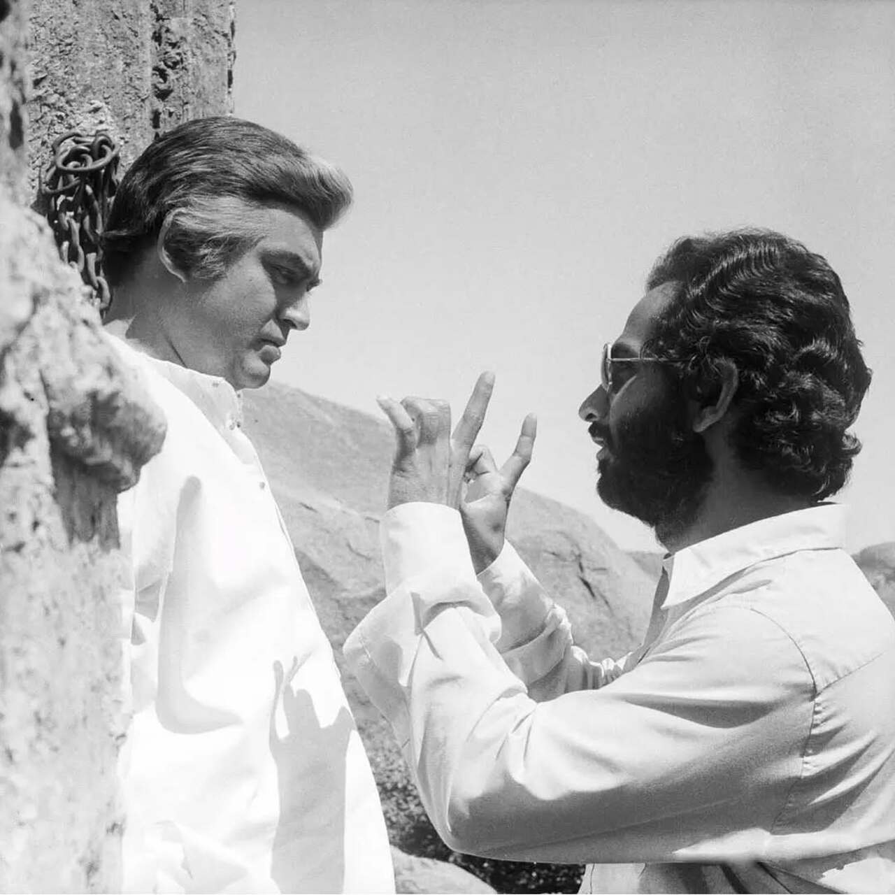 Sanjeev Kumar was cast as Thakur Baldev Singh, a former police officer whose arms were hacked off by Gabbar Singh. This BTS features Ramesh Sippy and Sanjeev Kumar having a conversation amid that scene.  (Pic Courtesy: Ramesh Sippy Instagram)
